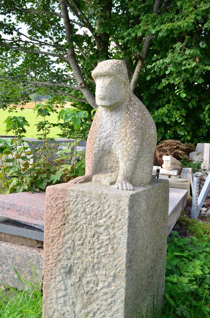 Sandsteinskulptur aus der reihe der Affenskulpturen von Jens Hogh-Binder