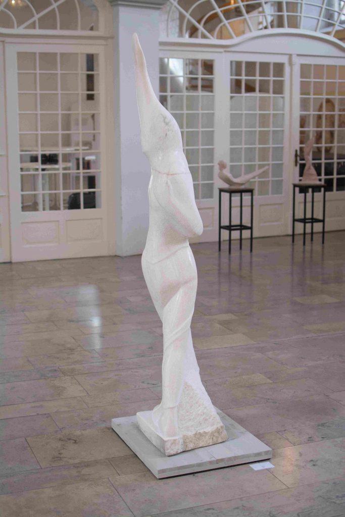 zentrale Skulptur in der Ausstellung Streben und Schweben